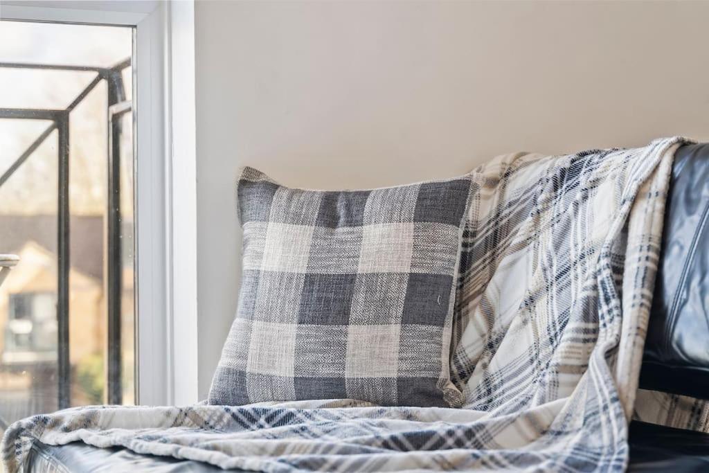 1-Bedroom Apartment With Free Private Parking - Canary Wharf Лондон Экстерьер фото